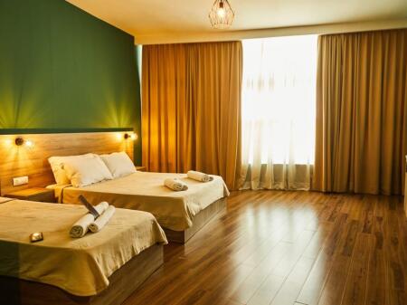 HOTEL PER SHITJE PRANE UNAZES SE RE