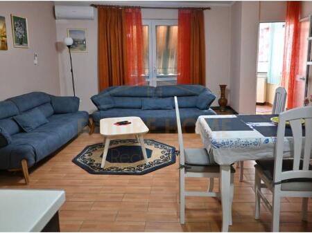 Apartament 2+1 me qera në Rrugën e Dibrës