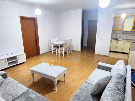 🏡 APARTAMENT ME QERA – Rruga 3 Dëshmorët, Yzberisht