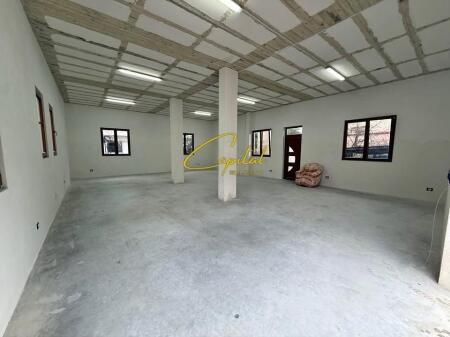 MAGAZINE ME QIRA 120 M2 LAPRAKE 65.000 LEKE