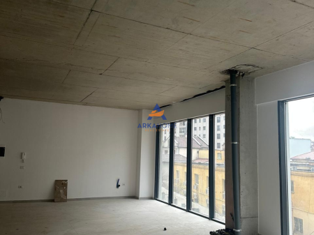 JEPET ZYRE ME QERA 365M2 "TE RRUGA E BARRIKADAVE" 7300 EURO