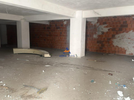 UNITÀ COMMERCIALE IN VENDITA 262M2 "FRESK, VICINO AL DISTRIBUTORE DI CARBURANTE GEGA OIL" 262.000 EURO