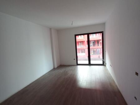 ZYRE ME QERA 83 M2 RRUGA E DIBRES 520 EURO