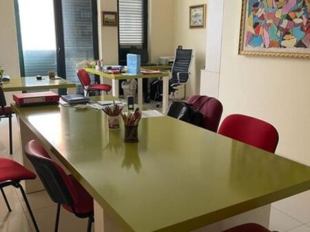 📍 Zyra 42 m² për Qira – Pozicion Strategjik pranë Liceut Artistik