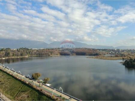 Shitet Apartament Luksoz me pamje nga Liqeni!
