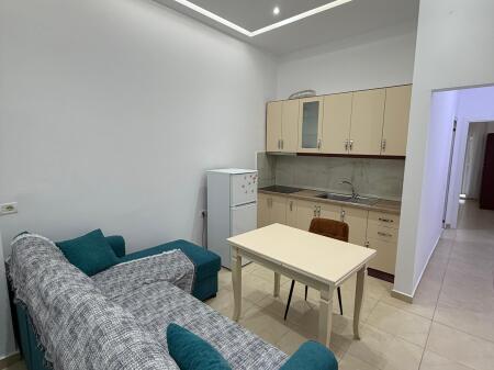 🏡 Appartamento 1+1 in affitto – Villette Tedesche  📍 Zona: Villette Tedesche 🏢 Edificio nuovo 🛋️ L'appartamento è arredato e in ottime condizioni 🍽️ Cucina completamente attrezzata 🛏️ Camera da letto confortevole ☀️ Illuminazione naturale e ambiente tranquillo  💰 Prezzo: 40.000 lek / mese