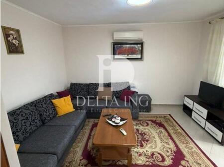 Vendesi in vendita 1+1 situato di fronte alla Scuola Unita