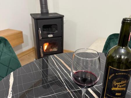 Shitet shtepi me 3 apartamente 1+1 ne Voskopoje ,Korce