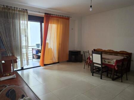 Affittasi appartamento 2+1 presso Unaza e Re vicino all'Hotel Marinaj