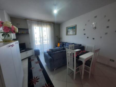 Jepet apartament me qera 1+1 spitali  durres