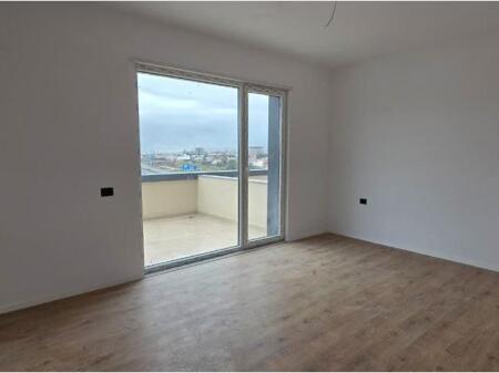 SHITET APARTAMENT 2+1+2 ME VERANDË – PASKUQAN!