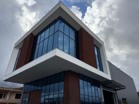 Magazine/ showroom for rent in the Vaqarri area!