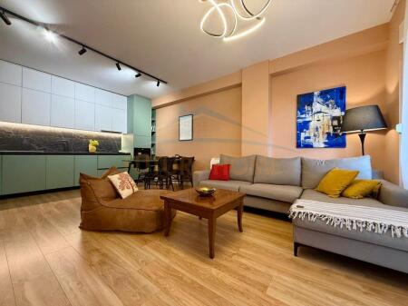 Shitet apartament 2+1+2 Rruga e Barrikadave