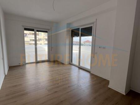 Shitet, Apartament 2+1+Verande, Unaza e Re.