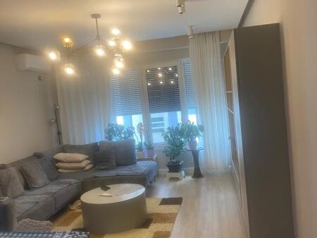 Shitet apart 2+1 te Liqeni i Thate