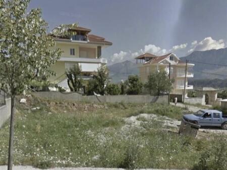 Tokë Ndërtimi Kryesore për Shitje në Gjirokastër – Zona Buffer e Trashëgimisë UNESCO.