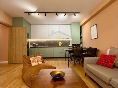 Shitet Apartament 2+1, Rruga e Barrikadave