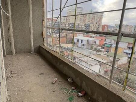 Shitet, Apartament 2+1+2, Rruga Jordan Misja, Tirane.