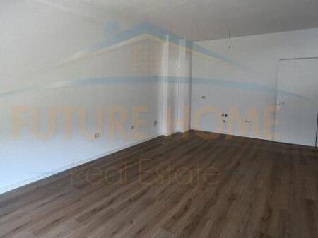 Shitet, Apartament 2+1+Verande, Unaza e Re.