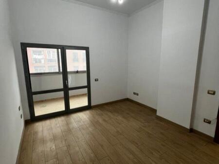 Tirane: Ambjent zyre me qera 380 euro ne muaj