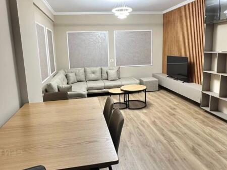 Shitet apartament 2+1+2