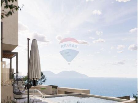 Shitet Vilë 3-katëshe me Pamje nga Deti në Ujë të Ftohtë