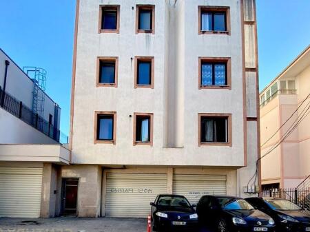 ofrojme per shitje studio apartament+ post parkimi, sauk i ri