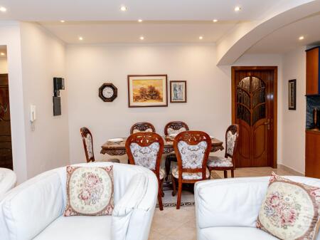 Jepet me qira apartament 3+1+2 (dy tualete)
