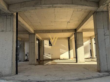 AMBIENT BIZNESI 430 M2 ME QIRA TE ZOGU I ZI 10.000 EURO