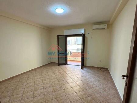 Zyre me qera tek Komuna e Parisit ne Tirane