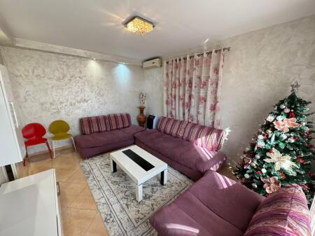 Shitet Dublex 3+1+2  Adresa : Rruga e Dibres Medreseja  Kati 4-5 pallat pa ashensor  E mobiluar  Siperfaqe totale 92,5 m2  Cmimi 159,000€