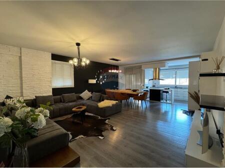 Apartament - Për Qira - Komuna e Parisit, Tiranë