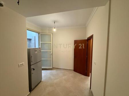 Shitet Apartament me Oborr, tek Shkolla e Kuqe, Tiranë!