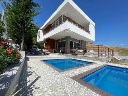 🏡 Vilë Dy-Katëshe me Qira – Buzë Liqenit të Farkës 🌿🌊💶 Çmimi: 2.500 € / muaj