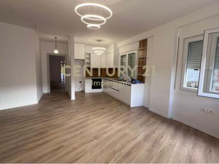Apartament 2+1+2 TEK KOPSHTI BOTANIK PER QIRA