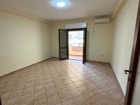 Affittasi 2+1+2 vuoto a Komuna e Parisit 650 mila leke