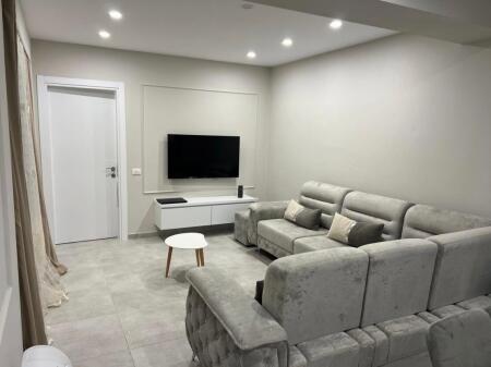 Apartament 2+1 i vogel per shitje te Kodra e Diellit, pallat 2024