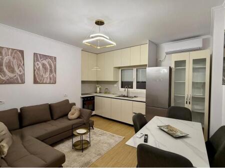 Jepet me qera apartament modern 1+1, Rruga e Dibres tek Medreseja! 500 € /Muaj