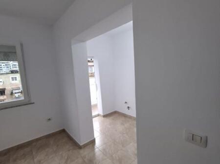 Shitet apartament 1+1+ballkon te rruga e Kavajës pranë auto Kadiu 129.000 € !!!