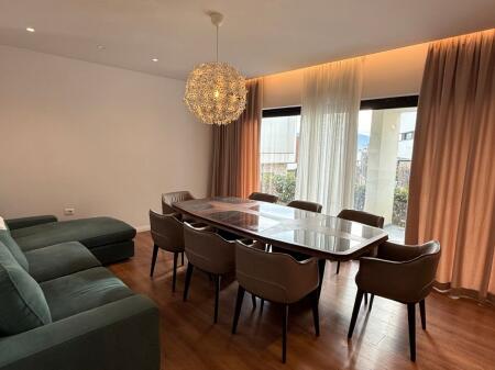 Tek Liqeni Farkes Shitet Apartament 2+1 I Mobiluar Me Verandë, Kopësht dhe Post Parkimi!