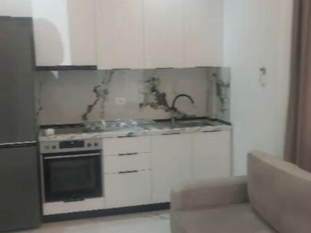 🏢Nella zona di 5 Maj, dopo Concord Center, è in affitto un appartamento 1+1 arredato, 45.000 Leke   