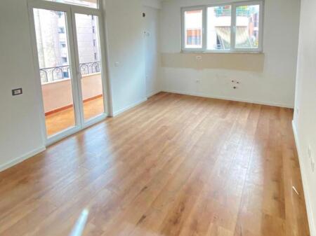 Apartament 1+1 per shitje prane Rruges se Kosovareve