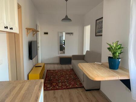 Jepet me qera apartament 1+1 tek Komuna e Parisit prane Ola Fast