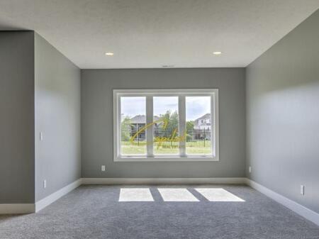 BUSINESS PREMISES FOR RENT 30 M2 21 DECEMBER 700 EURO