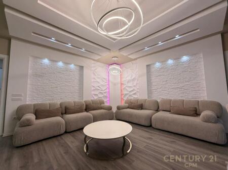 Jepet me qira apartament luksoz 2+1 me post parkimi pranë Kafe Flora