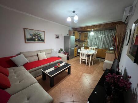 Apartament 2+1 te Petro Nini në Shitje.