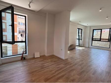 Commercial space for rent 56 m² in Myslym Shyr, near the “Arben Broci” school. 550 € /Month