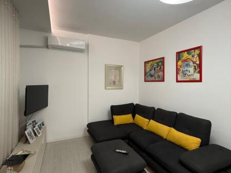 Tek Shkolla e Baletit,Rruga Petro Nini Luarasi jepet me qera apartament1+1, i mobiluar.50,000Leke    