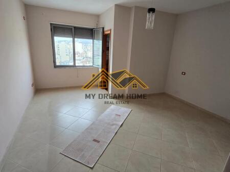 APARTAMENT 2+1+2 PRANE QENDRES PER SHITJE !