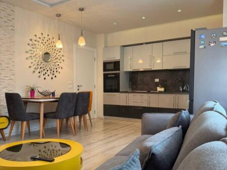 Apartament 2+1 per qira tek Komuna e Parisit.